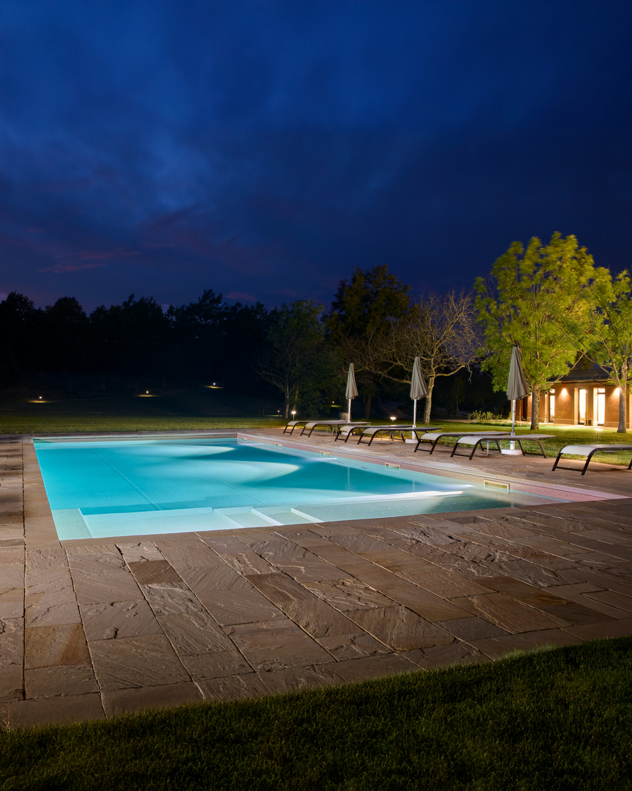 piscina illuminata di sera area idromassaggio